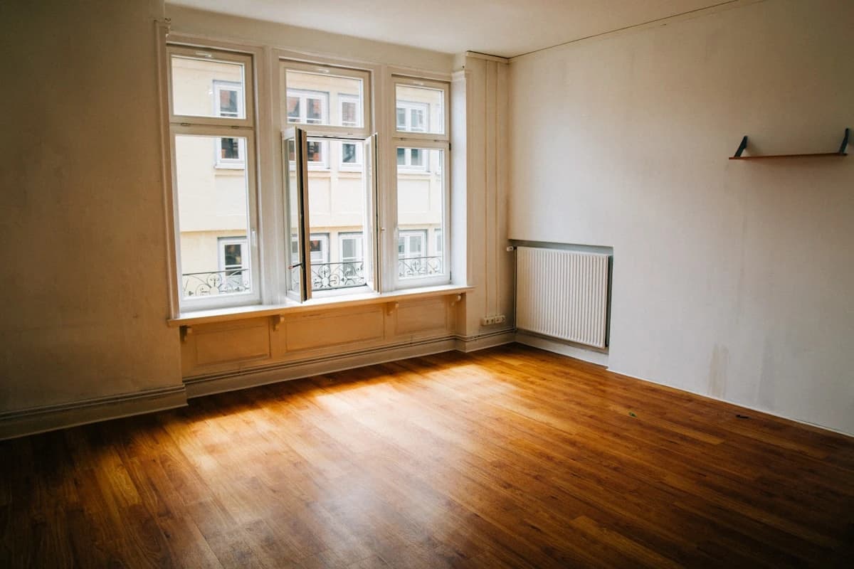 Picture to Video AI opening on a bare apartment as the start frame and closing on the furnished result